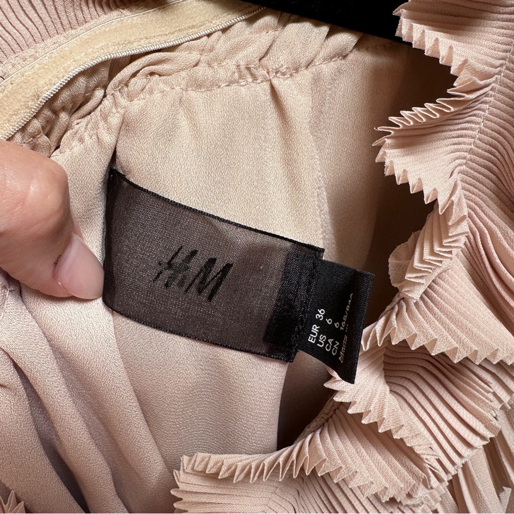 HM Ruffle Shoulder Dress - Picture 4 of 7